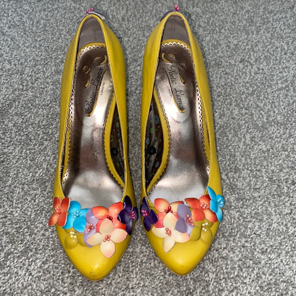 Poetic License floral pumps